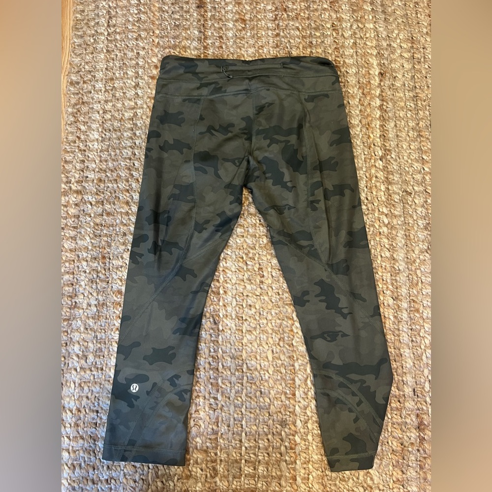 LULULEMON ATHLETICA CAMO CAPRI LEGGINGS